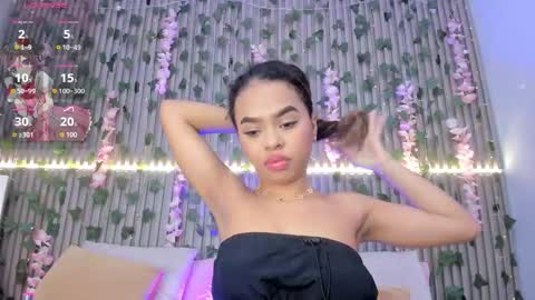 coralineross_ online show from November 13, 10:58 am