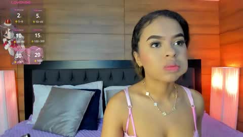 coralineross_ online show from December 5, 11:08 am