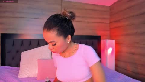 coralineross_ online show from December 20, 11:28 am