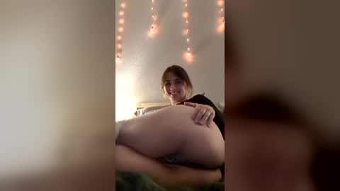 Snapshot of cosmicsigh chatting on August 1, 2:44 am Ash online show from August 1, 2:44 am