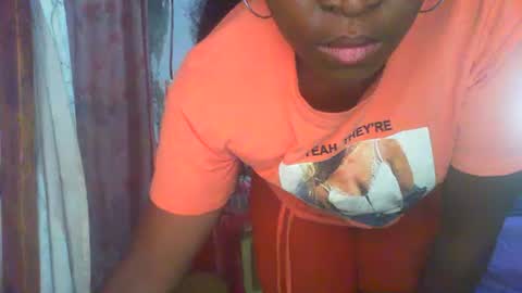 Snapshot of couleur_vanille chatting on December 3, 12:38 pm couleur_vanille online show from December 3, 12:38 pm