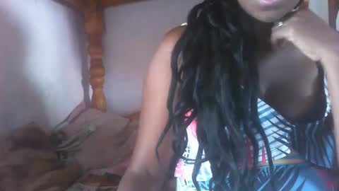 Snapshot of couleur_vanille chatting on February 27, 6:18 am couleur_vanille online show from February 27, 6:18 am