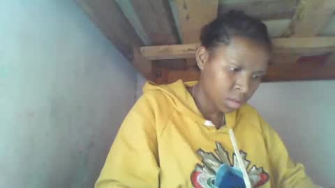 Snapshot of couleur_vanille chatting on April 20, 6:05 am couleur_vanille online show from April 20, 6:05 am