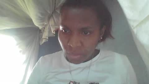 Snapshot of couleur_vanille chatting on June 15, 6:48 am couleur_vanille online show from June 15, 6:48 am
