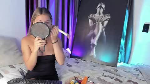 couple_funnyy online show from March 27, 11:59 pm