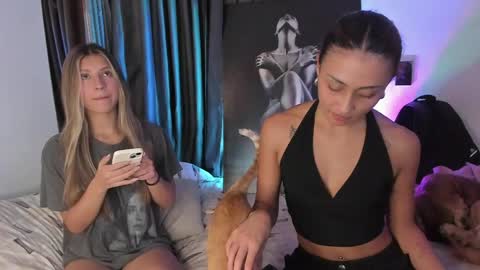 couple_funnyy online show from April 11, 2:38 am