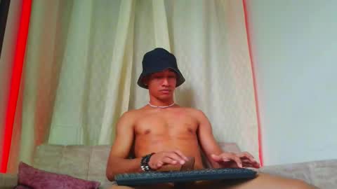 Snapshot of couple_hot_xxxz chatting on March 20, 9:30 pm couple_hot_xxxz online show from March 20, 9:30 pm