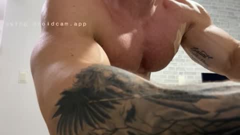 couplemuscle40 online show from December 3, 1:13 am