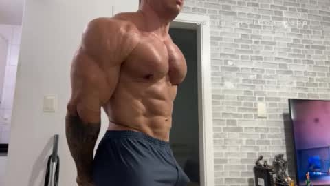 Snapshot of couplemuscle40 chatting on February 12, 12:33 pm couplemuscle40 online show from February 12, 12:33 pm