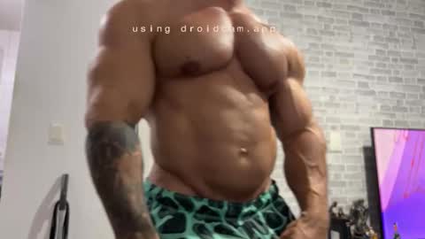 Snapshot of couplemuscle40 chatting on February 13, 2:18 am couplemuscle40 online show from February 13, 2:18 am