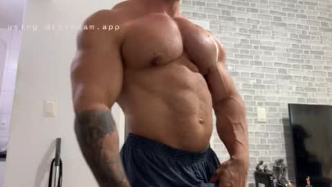 Snapshot of couplemuscle40 chatting on February 19, 5:31 pm couplemuscle40 online show from February 19, 5:31 pm