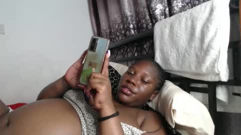 Erykah online show from November 17, 10:15 pm