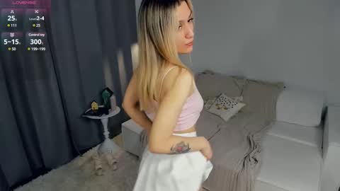 Snapshot of crazy_selfi chatting on February 22, 2:50 am Emma online show from February 22, 2:50 am