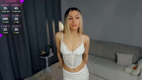 Snapshot of crazy_selfi chatting on February 23, 2:18 am Emma online show from February 23, 2:18 am