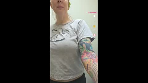 Snapshot of crimsongingerale chatting on April 13, 7:19 pm crimsongingerale online show from April 13, 7:19 pm