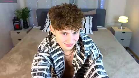 Snapshot of crisp1n chatting on February 18, 4:19 am Chris online show from February 18, 4:19 am