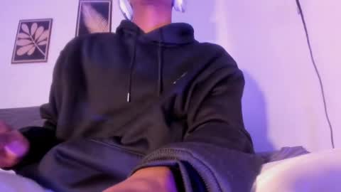 Snapshot of criss_zuri chatting on April 22, 11:45 am criss_zuri online show from April 22, 11:45 am