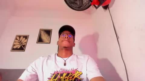 Snapshot of criss_zuri chatting on April 23, 12:04 pm criss_zuri online show from April 23, 12:04 pm