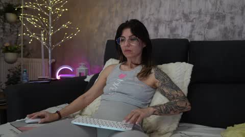 Snapshot of crissy_love chatting on February 4, 12:29 am crissy_love online show from February 4, 12:29 am