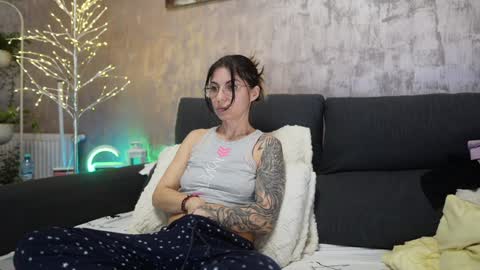 Snapshot of crissy_love chatting on February 5, 2:51 am crissy_love online show from February 5, 2:51 am