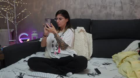 Snapshot of crissy_love chatting on February 6, 11:37 pm crissy_love online show from February 6, 11:37 pm