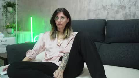 Snapshot of crissy_love chatting on February 8, 9:46 pm crissy_love online show from February 8, 9:46 pm