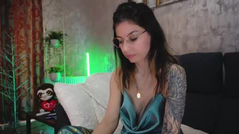 Snapshot of crissy_love chatting on February 18, 7:43 am crissy_love online show from February 18, 7:43 am