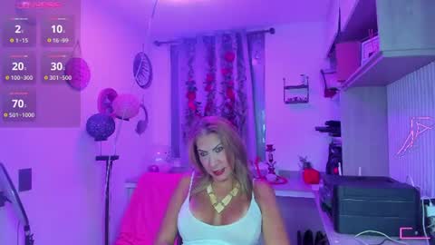 Snapshot of cristalayala_ chatting on June 15, 12:46 am Cristal Ayala online show from June 15, 12:46 am