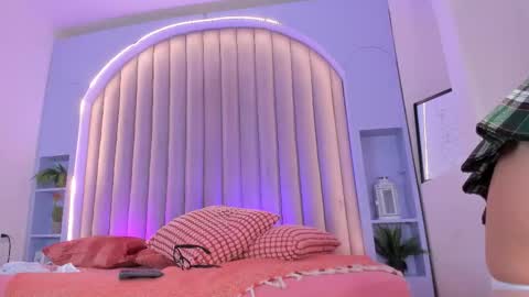 Nicole  Connection time 220pm-910pmCol online show from February 3, 8:14 pm