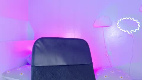 Nicole  Connection time 220pm-910pmCol online show from March 26, 7:52 pm