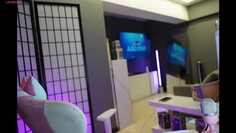 Laura online show from November 22, 4:11 am