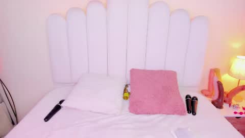 Snapshot of cristalhorny_69 chatting on April 21, 9:59 am Cristal online show from April 21, 9:59 am