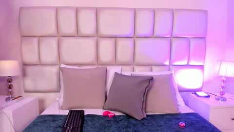 cristallwilliams online show from December 2, 8:15 pm