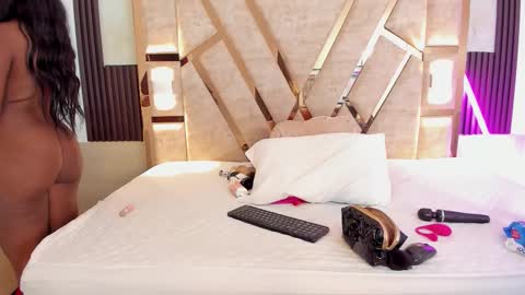 Snapshot of cristhinbrown chatting on October 22, 7:13 pm cristin online show from October 22, 7:13 pm