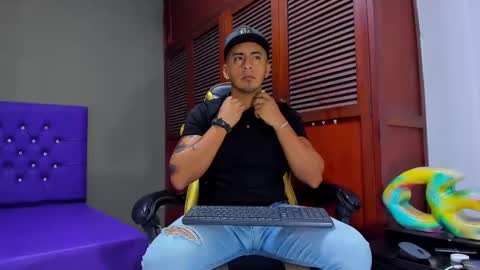 Snapshot of cristophertompson chatting on December 25, 1:19 pm Say me Cris online show from December 25, 1:19 pm