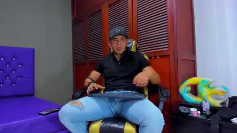 Snapshot of cristophertompson chatting on December 25, 4:54 pm Say me Cris online show from December 25, 4:54 pm