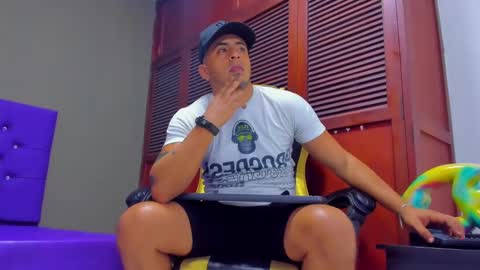Snapshot of cristophertompson chatting on December 26, 6:01 pm Say me Cris online show from December 26, 6:01 pm