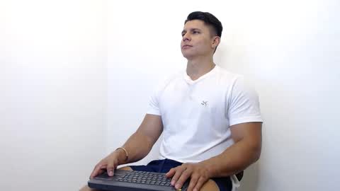 Snapshot of crosse4you chatting on March 31, 5:19 am Leo online show from March 31, 5:19 am