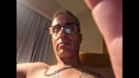 Snapshot of crucut80 chatting on December 8, 11:19 pm Crucut online show from December 8, 11:19 pm