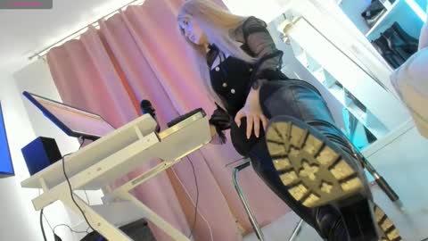 Snapshot of cruel_siren chatting on October 10, 6:34 am Cruel Siren online show from October 10, 6:34 am