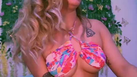 Snapshot of crysrus chatting on January 18, 10:57 pm crysrus online show from January 18, 10:57 pm