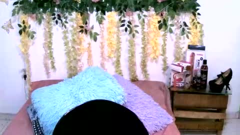 Snapshot of crysrus chatting on February 20, 10:54 pm crysrus online show from February 20, 10:54 pm