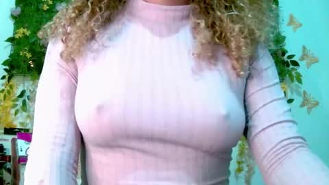 Snapshot of crysrus chatting on March 8, 1:03 am crysrus online show from March 8, 1:03 am