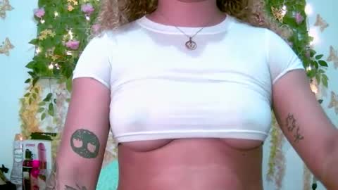 Snapshot of crysrus chatting on March 18, 10:02 pm crysrus online show from March 18, 10:02 pm