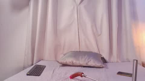 Snapshot of crystal_gilton chatting on July 1, 7:13 pm crystal_gilton online show from July 1, 7:13 pm