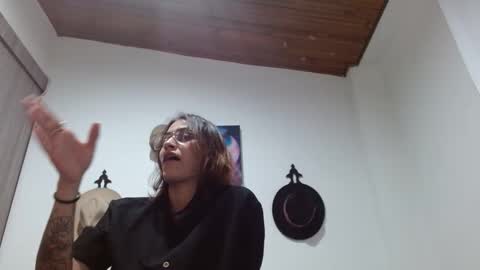 Snapshot of crystal_starx chatting on February 14, 11:01 pm Crystal Blaze online show from February 14, 11:01 pm