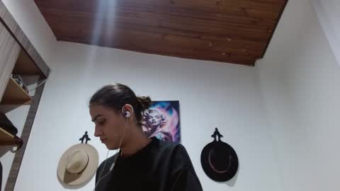 Snapshot of crystal_starx chatting on February 19, 12:39 am Crystal Blaze online show from February 19, 12:39 am