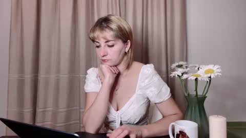 Snapshot of crystalfever_ chatting on July 4, 8:04 pm Mary online show from July 4, 8:04 pm