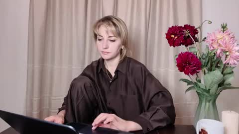 Snapshot of crystalfever_ chatting on July 6, 8:22 pm Mary online show from July 6, 8:22 pm