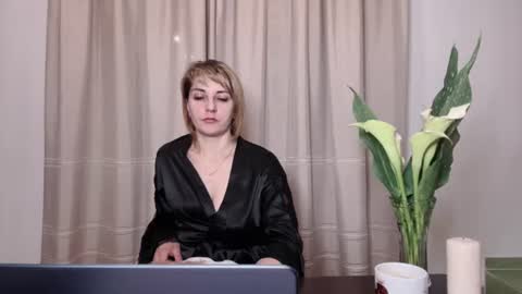 Snapshot of crystalfever_ chatting on July 27, 8:05 pm Mary online show from July 27, 8:05 pm